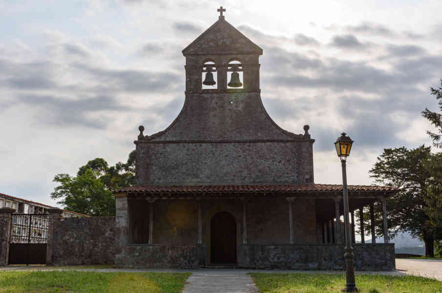 Principado de Asturias 024 - Gobiendes - iglesia de Santiago de Gobiendes.jpg
